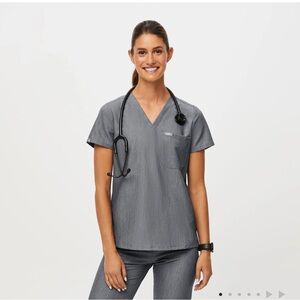 Figs single pocket scrub top, graphite xs.